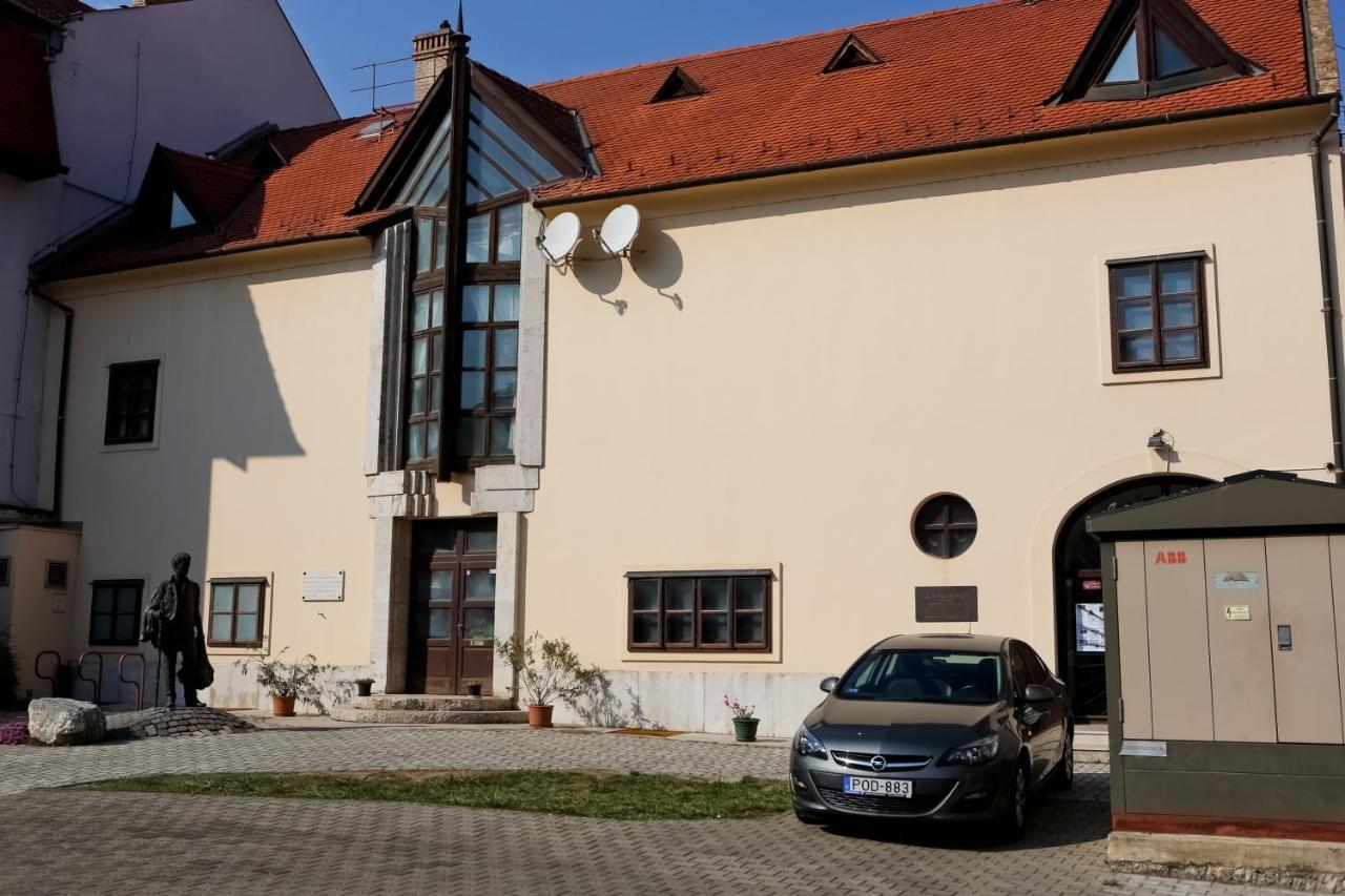 Lenau Ház Acomodação com café da manhã Pécs Exterior foto