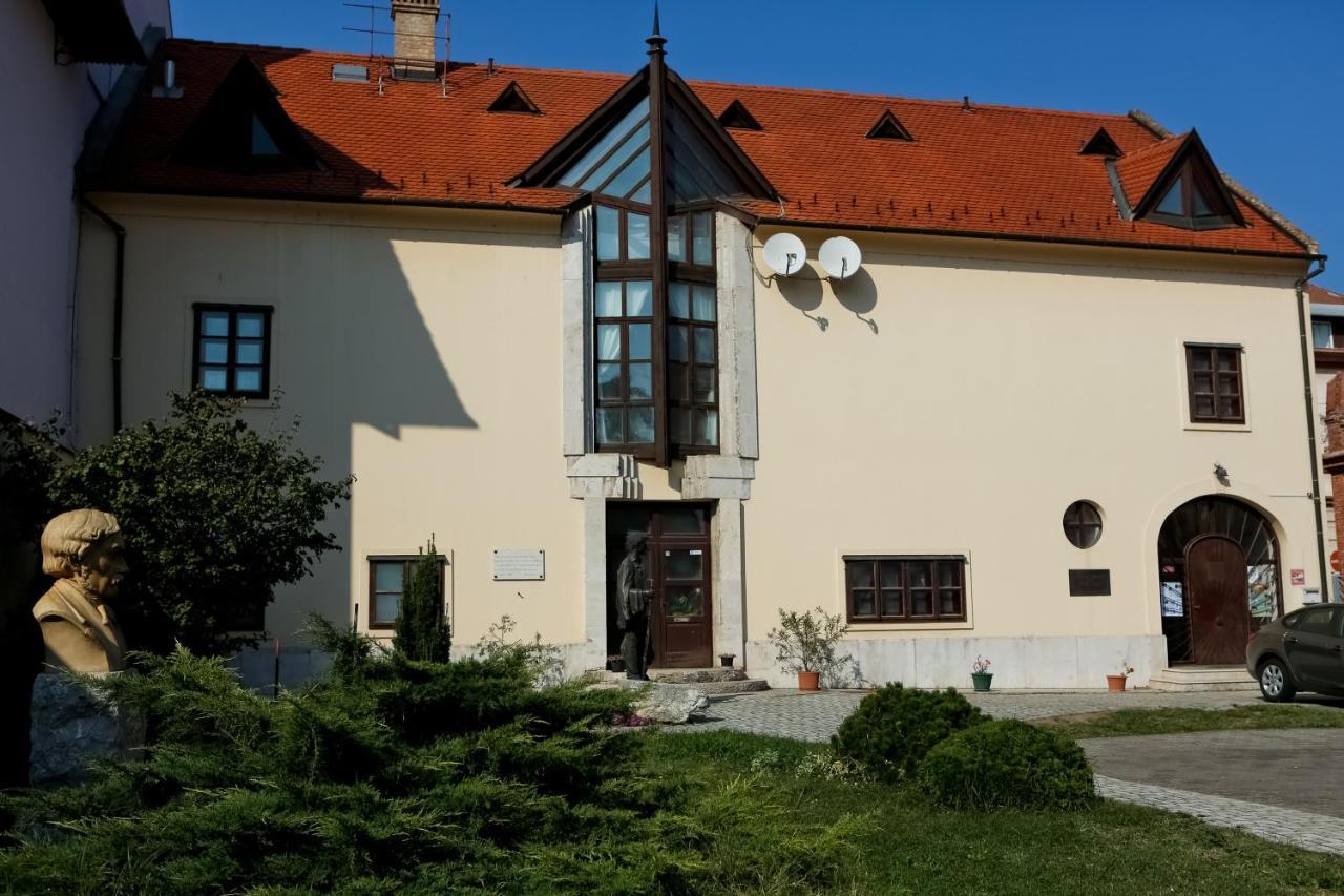 Lenau Ház Acomodação com café da manhã Pécs Exterior foto